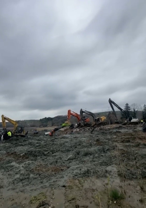 3 kepçe ve cip bataklıktan 6 günde kurtarıldı