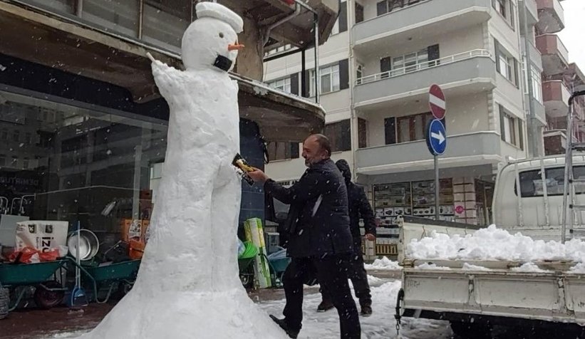 3 metre boyundaki kardan adam ilgi odağı oldu