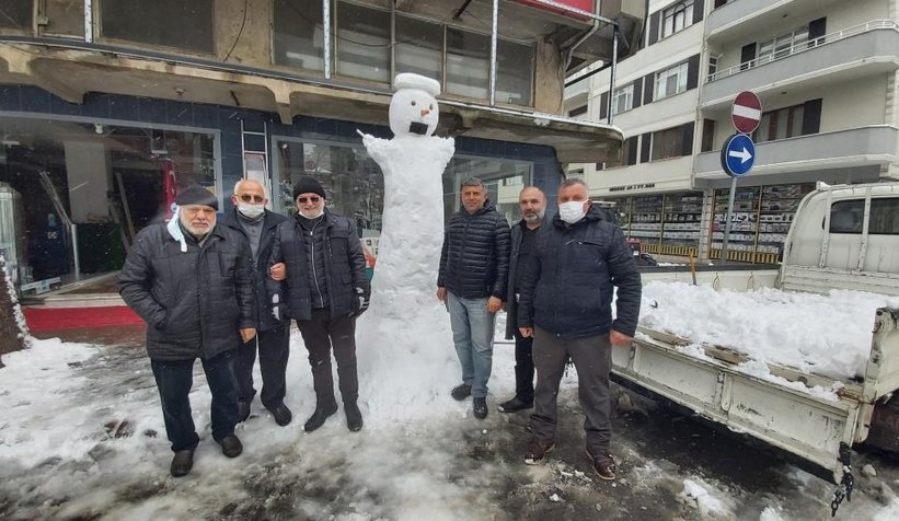 3 metre boyundaki kardan adam ilgi odağı oldu