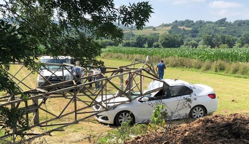 3 tonluk direk otomobilin üzerine devrildi