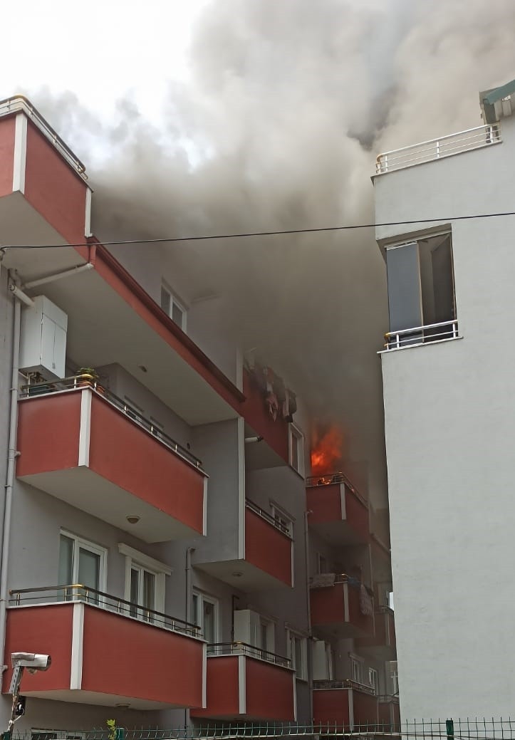 3 yaşındaki çocuk çakmakla oynarken evi yaktı