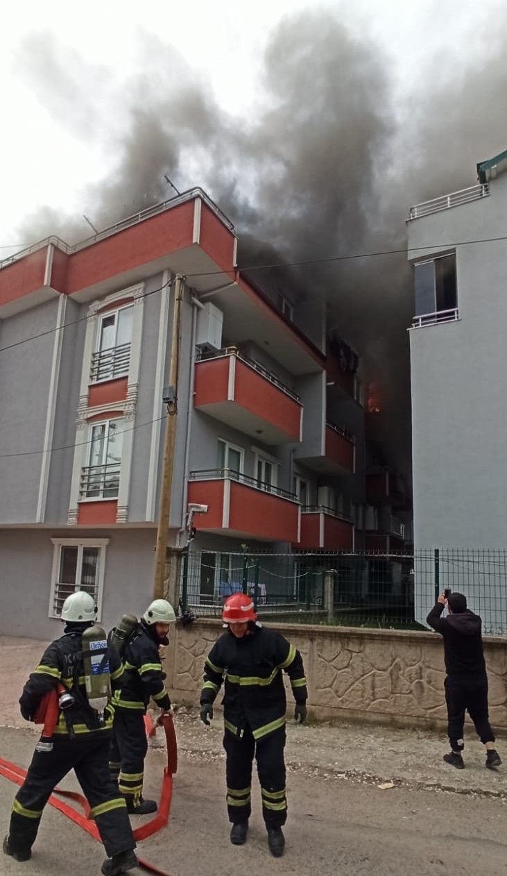 3 yaşındaki çocuk çakmakla oynarken evi yaktı