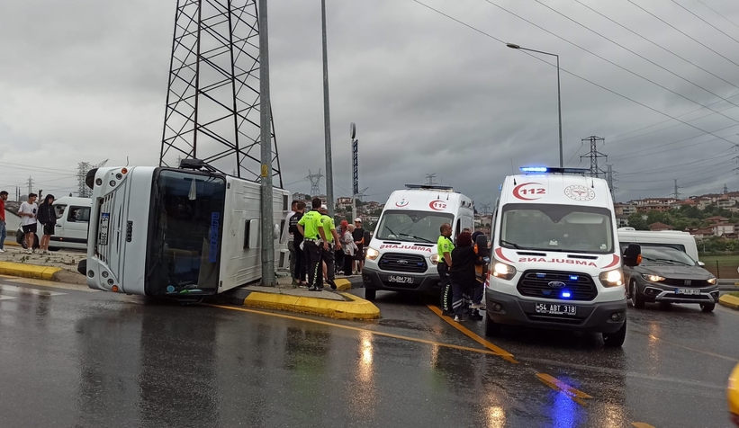 32-evlerde-servis-midibusu-devrildiy0dnsnrvs1