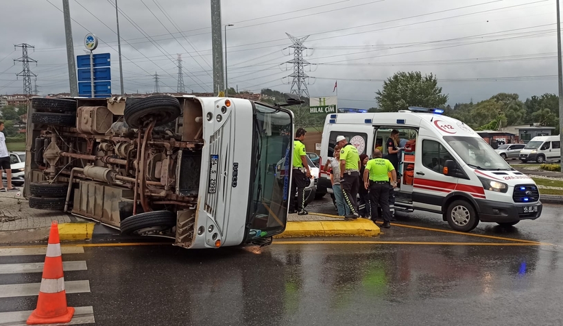 32-evlerde-servis-midibusu-devrildiy0dnsnrvs1