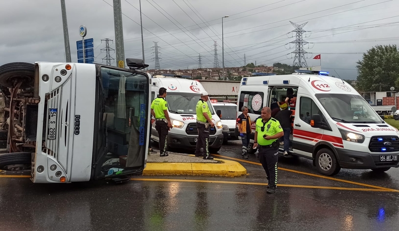 32-evlerde-servis-midibusu-devrildiy0dnsnrvs1