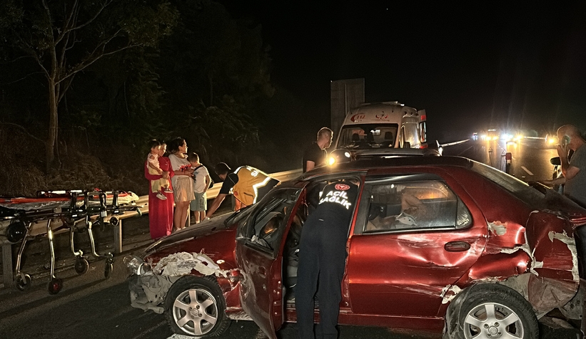 4 aracın karıştığı zincirleme kazada 6 kişi yaralandı