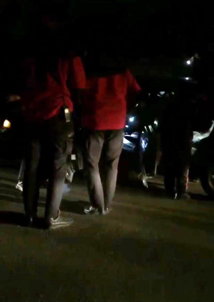 4 aylık bebeği arabada kilitleyip alışverişe gittiler