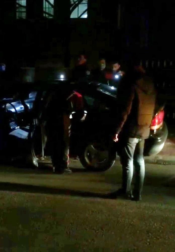 4 aylık bebeği arabada kilitleyip alışverişe gittiler