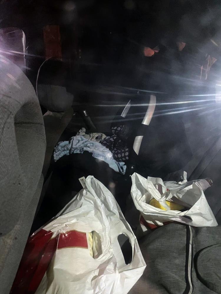 4 aylık bebeği arabada kilitleyip alışverişe gittiler