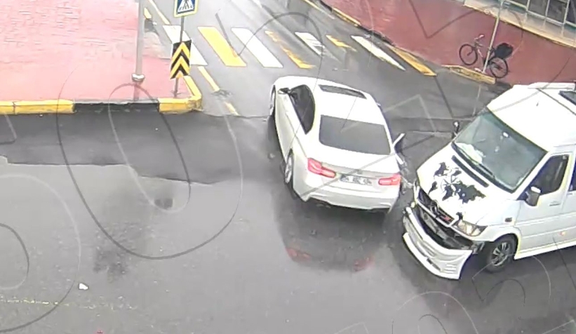 4 ayrı kaza hepsi de kavşakta: O kazalar kamerada