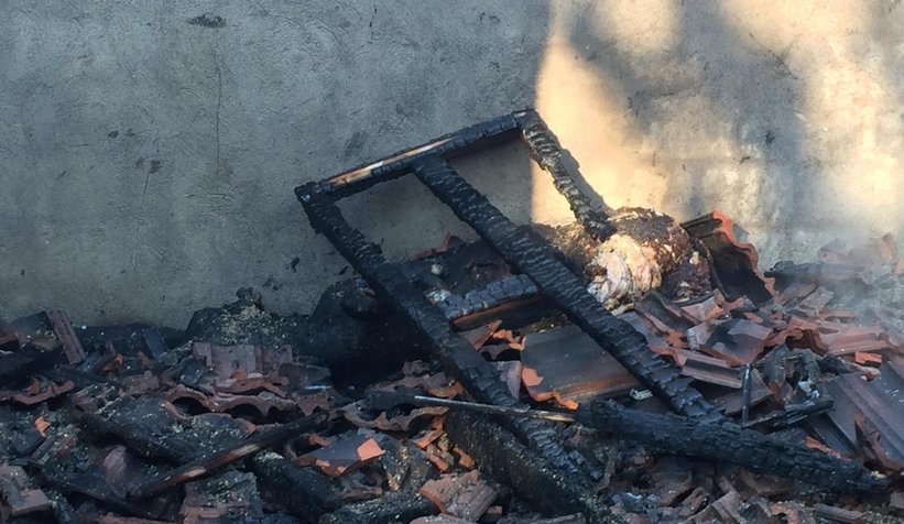 4 büyükbaş telef oldu, yüzlerce saman yandı