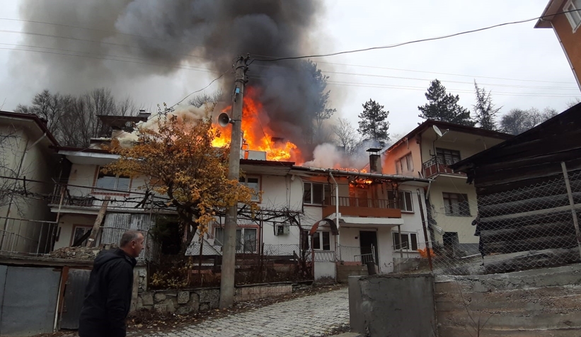 4 ev alevlere teslim oldu