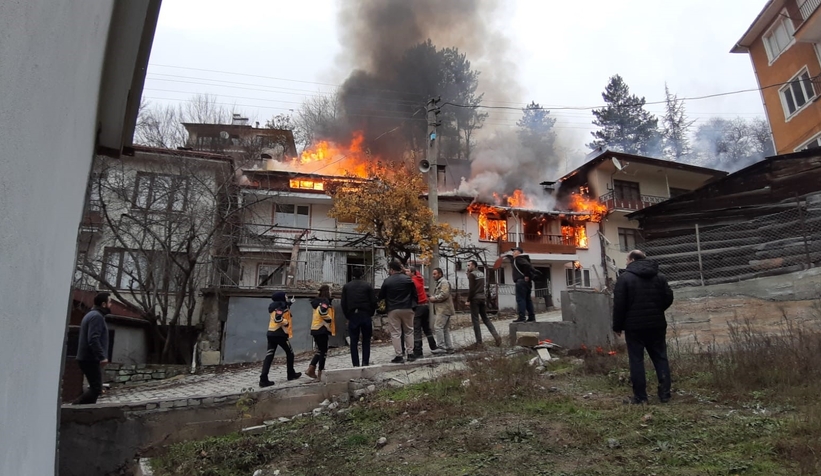 4 ev alevlere teslim oldu