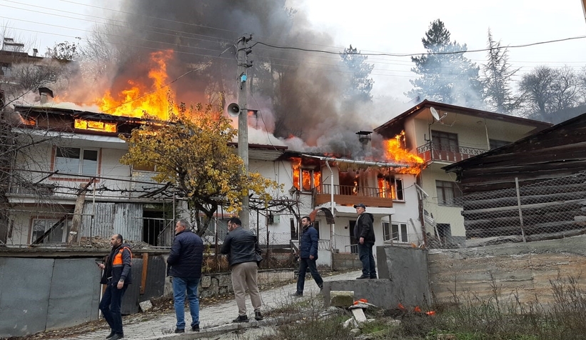4 ev alevlere teslim oldu