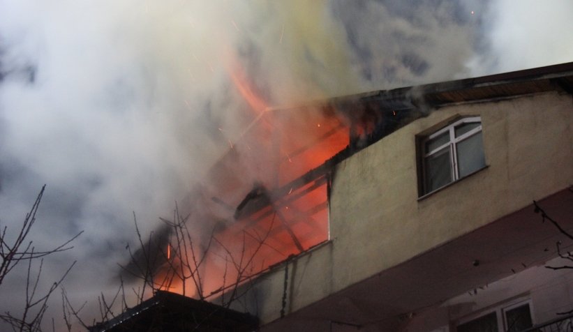 4 katlı bina alev alev yandı