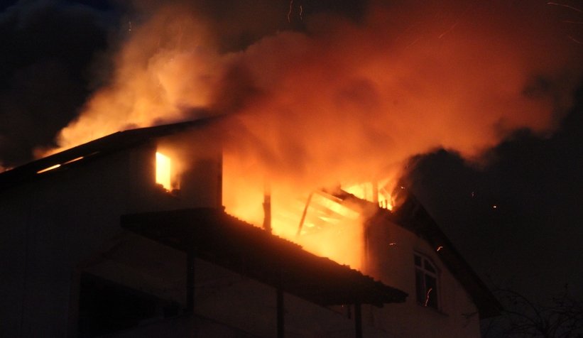 4 katlı bina alev alev yandı