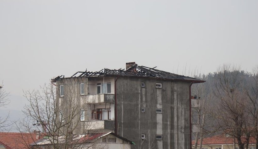 4 katlı binanın çatısı alevlere teslim oldu