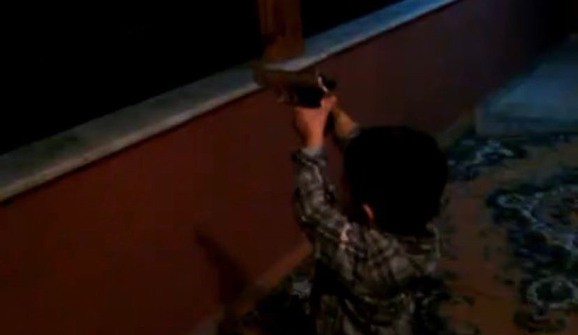 4 yaşındaki yeğeninin eline silah vererek ateş ettirdi