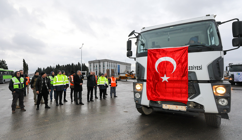 43-is-makinasi-enkaz-kaldirma-icin-yola-ciktitgfkwthocn