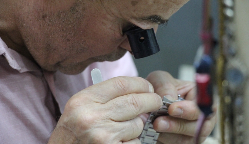 43 yıldır tarihe tanıklık etmiş saatleri tamir ediyor