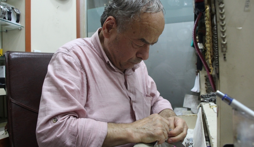 43 yıldır tarihe tanıklık etmiş saatleri tamir ediyor