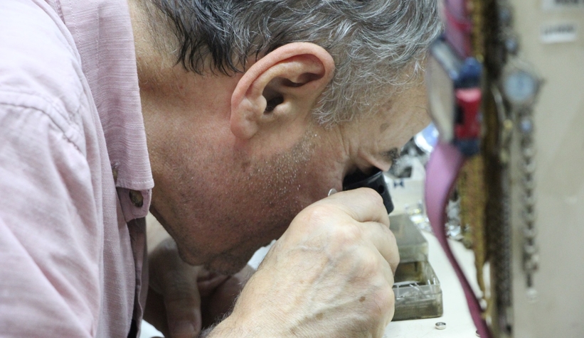 43 yıldır tarihe tanıklık etmiş saatleri tamir ediyor