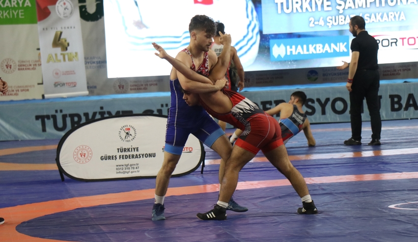 450 sporcu dereceye girmek için minderde ter döküyor