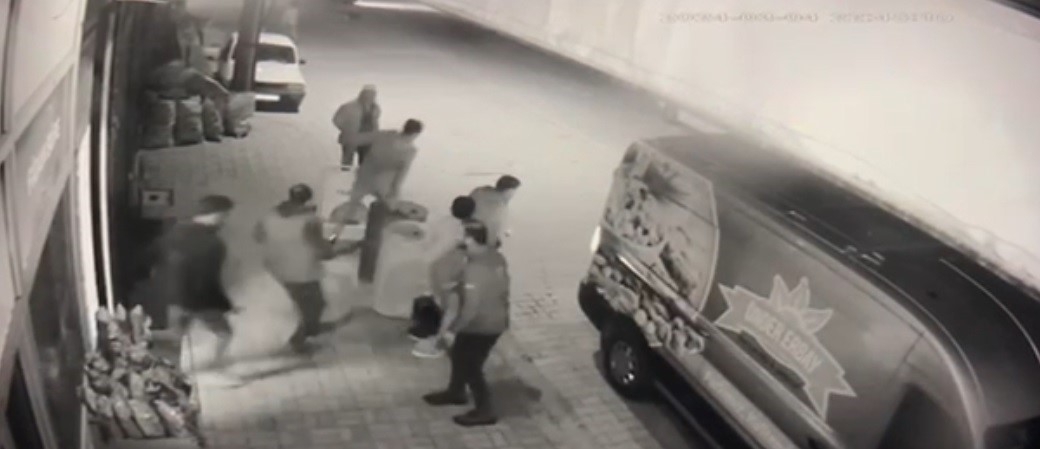 4,9’luk depremin yaşattığı panik güvenlik kamerasında