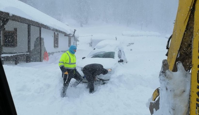 Pamukova'da yaylada mahsur kalan 8 kişi kurtarıldı