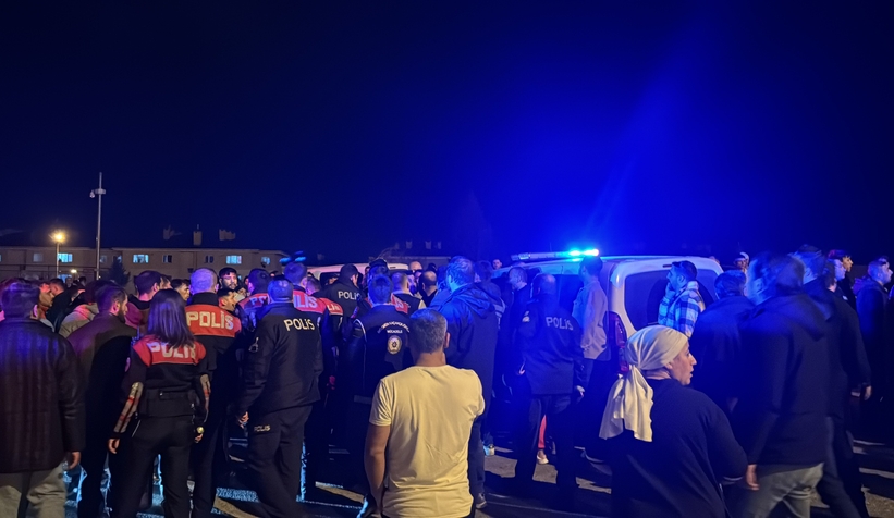 5-kisinin-yaralandigi-kaza-sonrasi-mahalleli-sokaga-dokuldudlnsb3ayd0