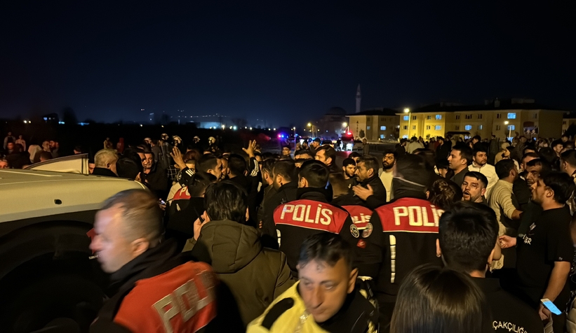 5-kisinin-yaralandigi-kaza-sonrasi-mahalleli-sokaga-dokuldudlnsb3ayd0