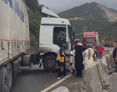 5-tir-ve-bir-otomobilin-karistigi-kaza-10-yaralinmhuqtm5zg