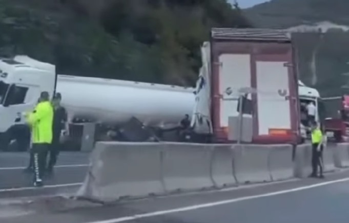 5-tir-ve-bir-otomobilin-karistigi-kaza-10-yaralinmhuqtm5zg