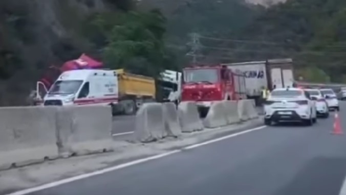 5-tir-ve-bir-otomobilin-karistigi-kaza-10-yaralinmhuqtm5zg