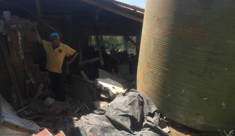 5 tonluk dev depo yuvarlanıp eve girdi