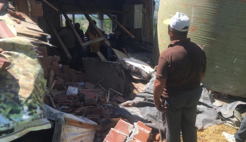 5 tonluk dev depo yuvarlanıp eve girdi