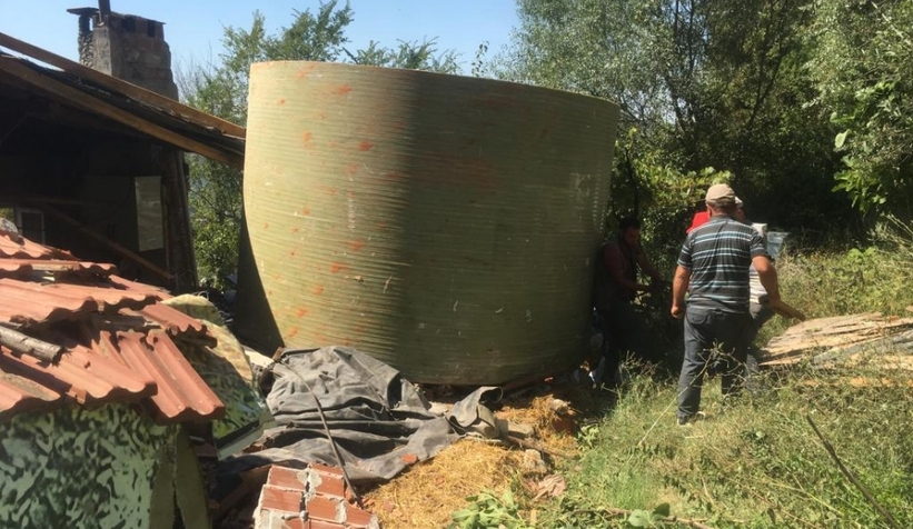 5 tonluk dev depo yuvarlanıp eve girdi