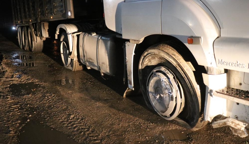 50 km kaçan tır sürücüsü lastiklerine ateş açılarak durduruldu