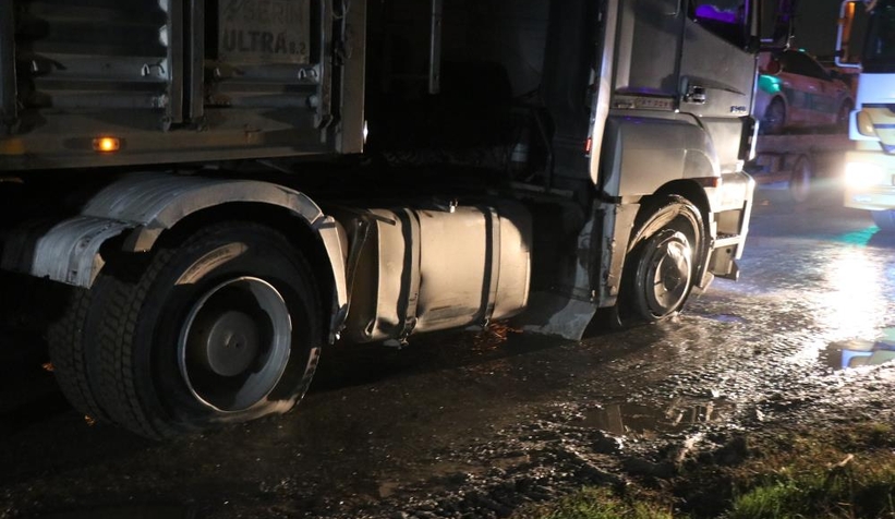 50 km kaçan tır sürücüsü lastiklerine ateş açılarak durduruldu