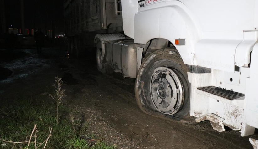 50 km kaçan tır sürücüsü lastiklerine ateş açılarak durduruldu