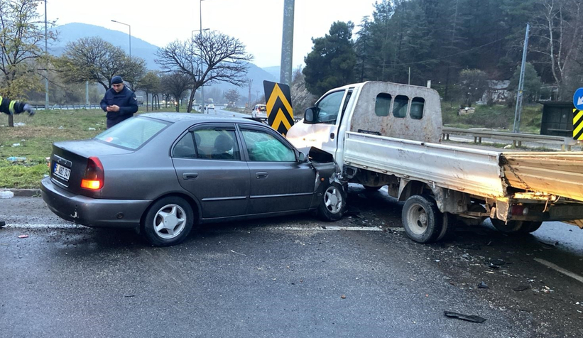 54-plakali-arac-kazaya-karisti-5-yaraliuc9vu3k1nd