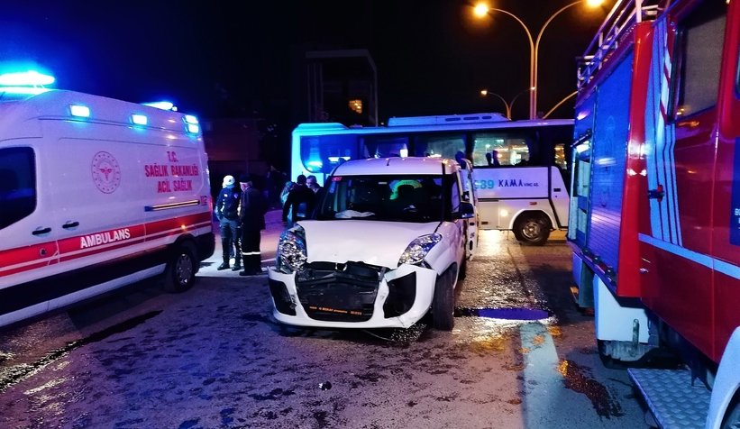 54 plakalı minibüs kaza yaptı: 6 yaralı
