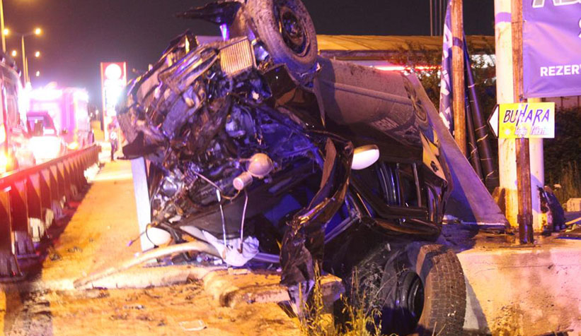 54 plakalı otomobil kaza yaptı: 1'i ağır 4 yaralı