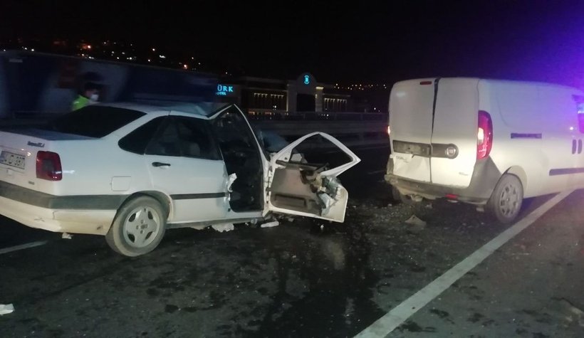 54 plakalı otomobil kazaya karıştı: 1'i ağır 2 yaralı