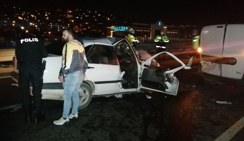 54 plakalı otomobil kazaya karıştı: 1'i ağır 2 yaralı