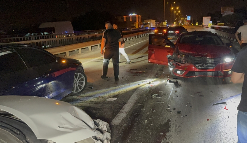 6 aracın karıştığı zincirleme kazada 4 kişi yaralandı