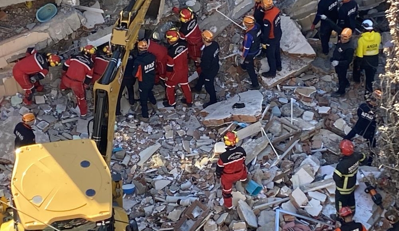 6-katli-bina-coktu-sakarya-dan-ekip-sevk-edildis0vjsgvmmz