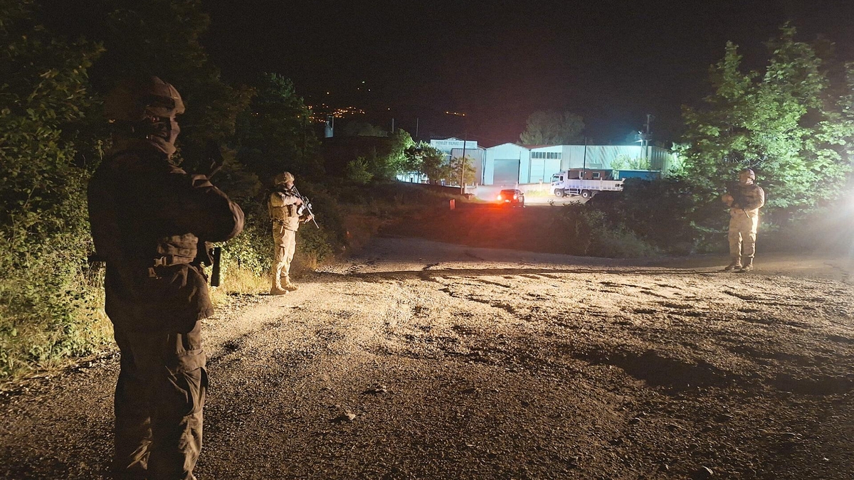 6 kişinin yaralandığı çatışma sonrası komandolar mahallede önlem aldı