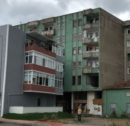 6'ncı kattan düşüp öldü