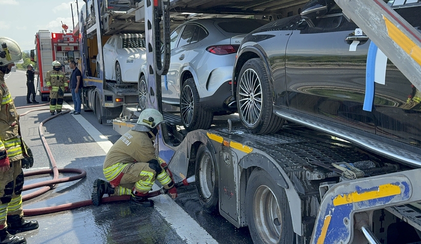 7 lüks otomobil yanmaktan kurtarıldı